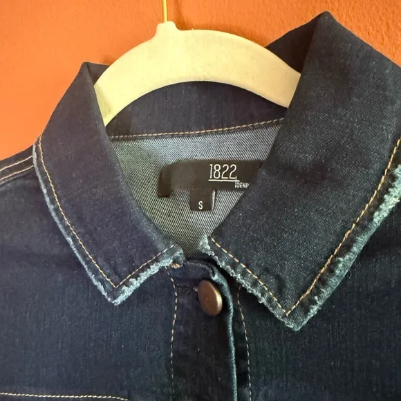 NWT 1822 Denim Cropped Distressed Jean Jacket Dark Wash. Women’s Size S - Picture 3 of 5